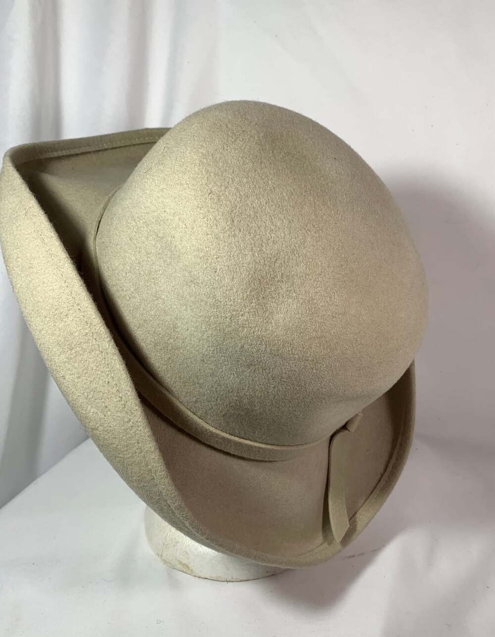 Vintage Women ‘s beige hat